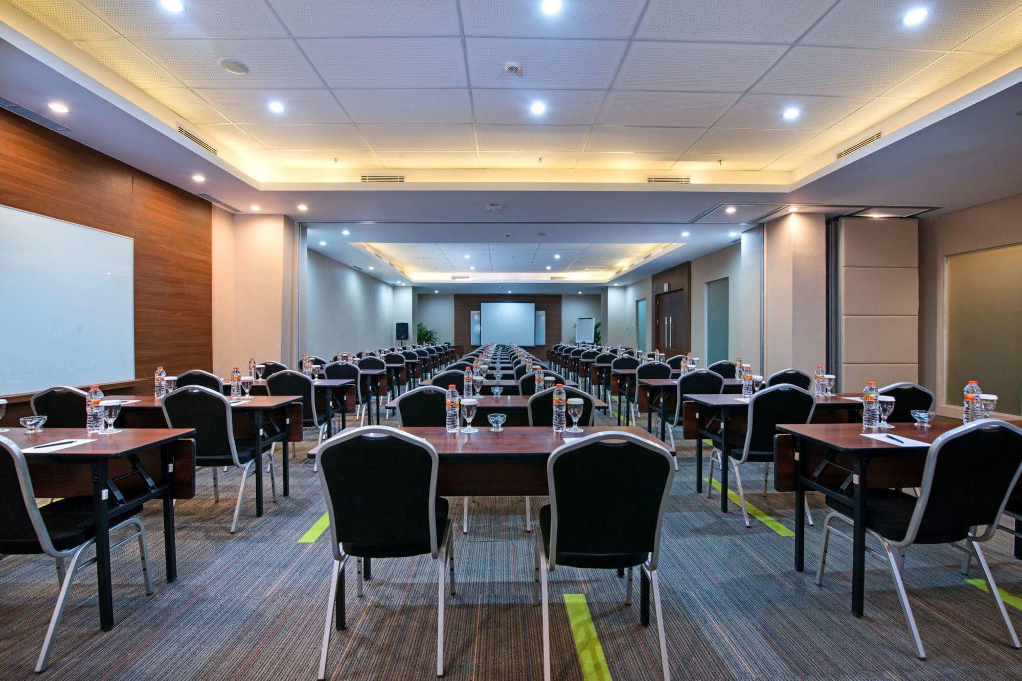 Grand Whiz Poins Simatupang Jakarta Jacarta Exterior foto